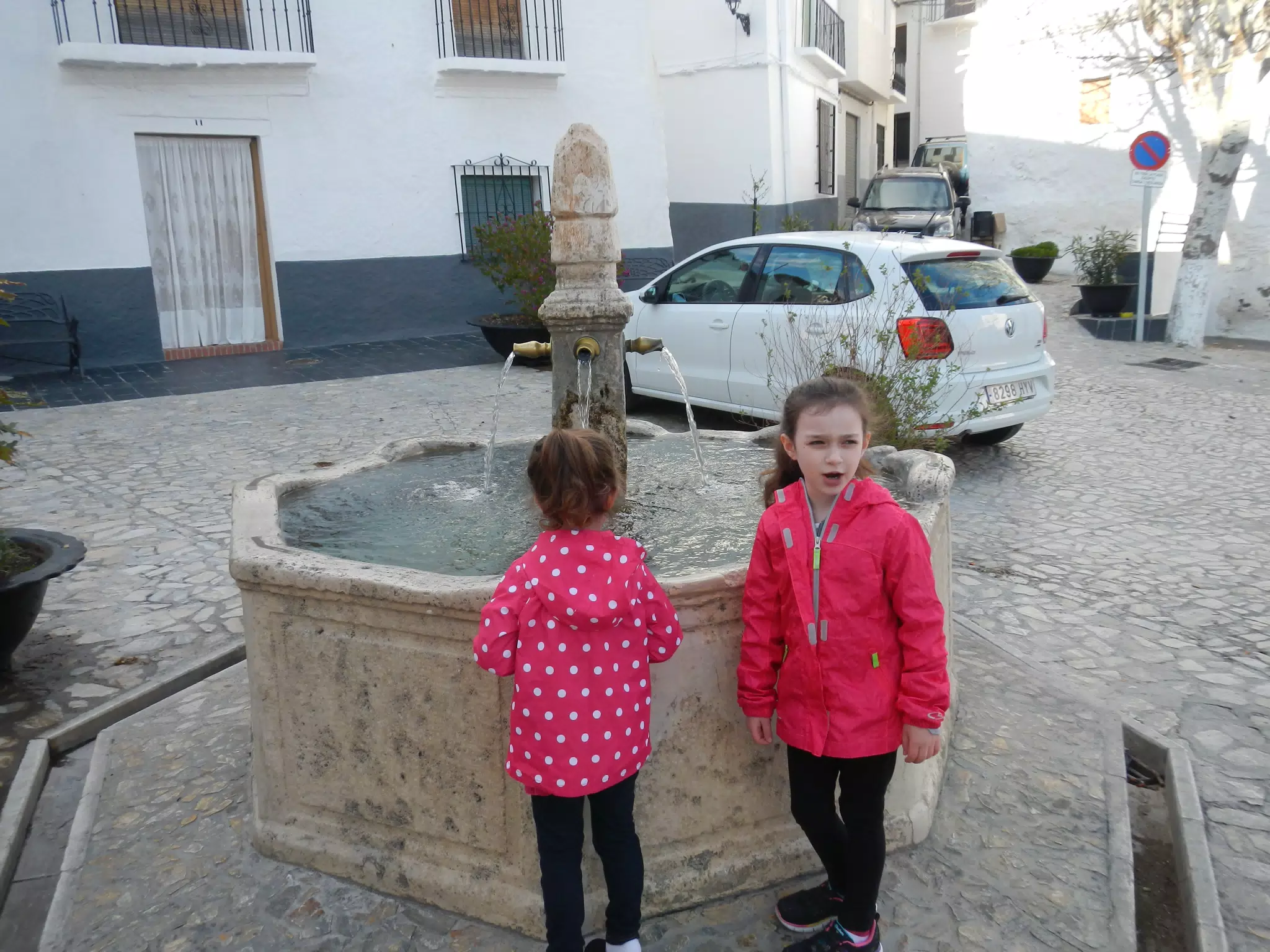 The Girls by the Cañar Fountain