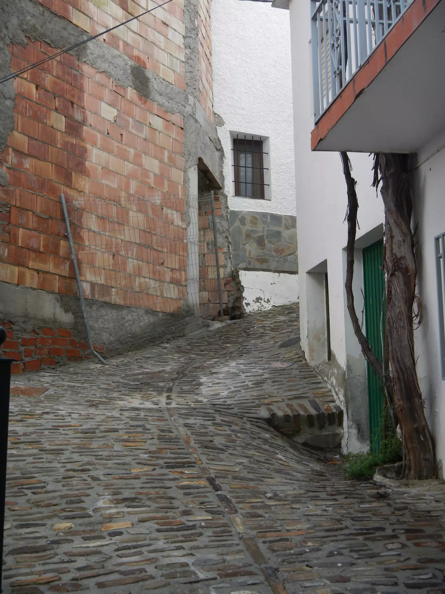 Ally Leading to Upper Cañar