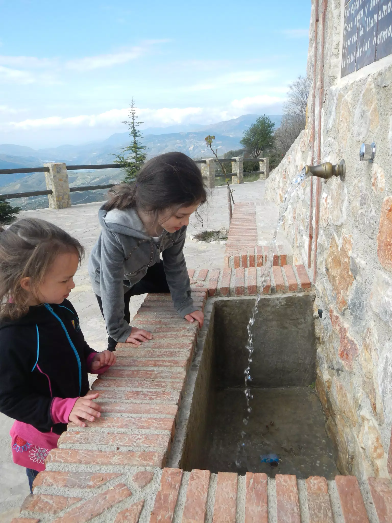 The Girls Explore the Fuente on the GR7