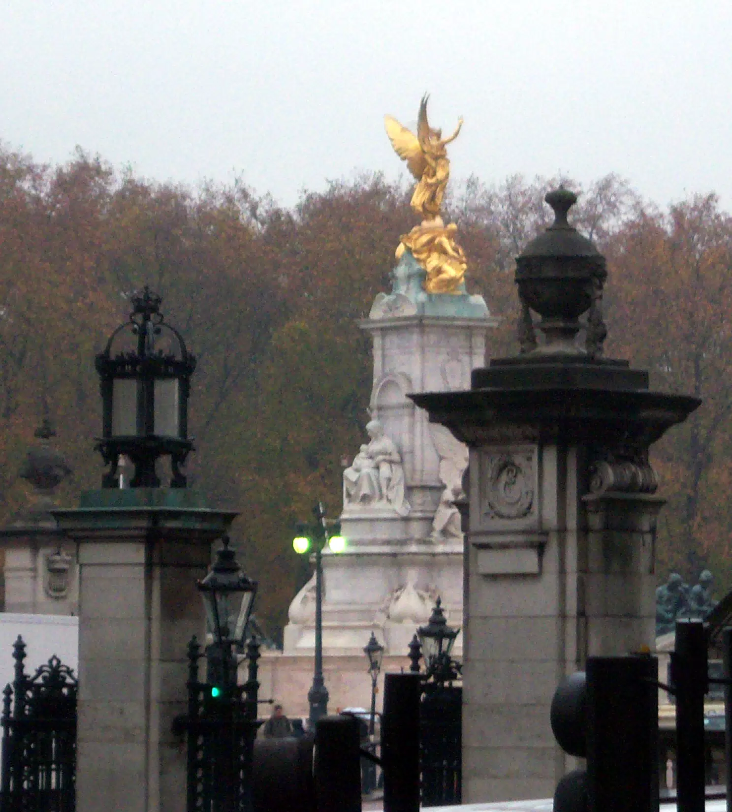 Statue at Buckingham Palace
