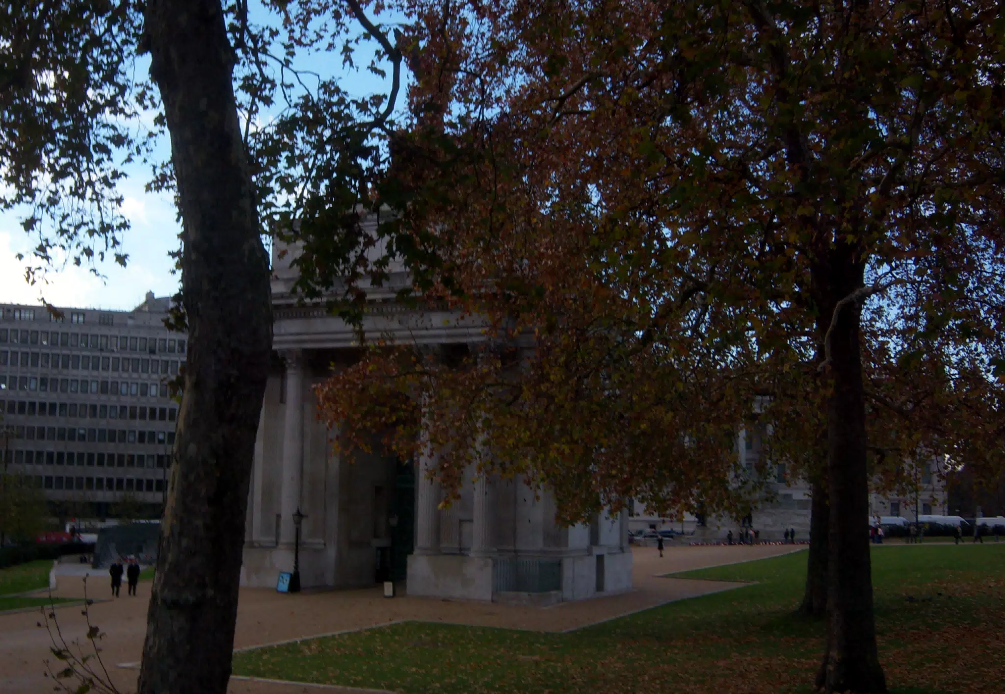 Wellington Arch through Park