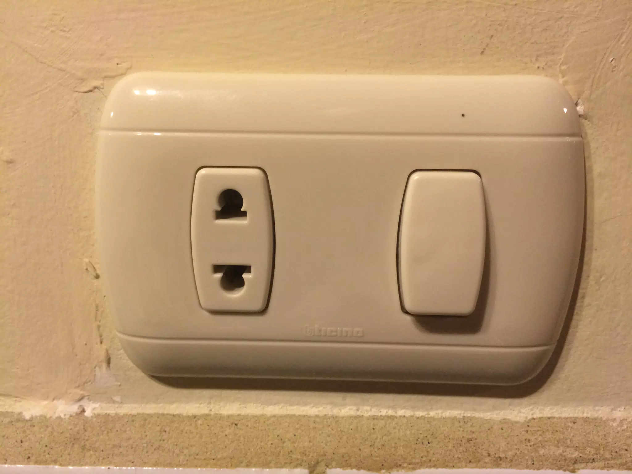 North American and European Switched Wall Adapter