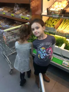 Liesl Grocery Shopping it Atsipopoulo, Crete