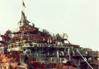 Construction of Splash Mountain in Frontierland