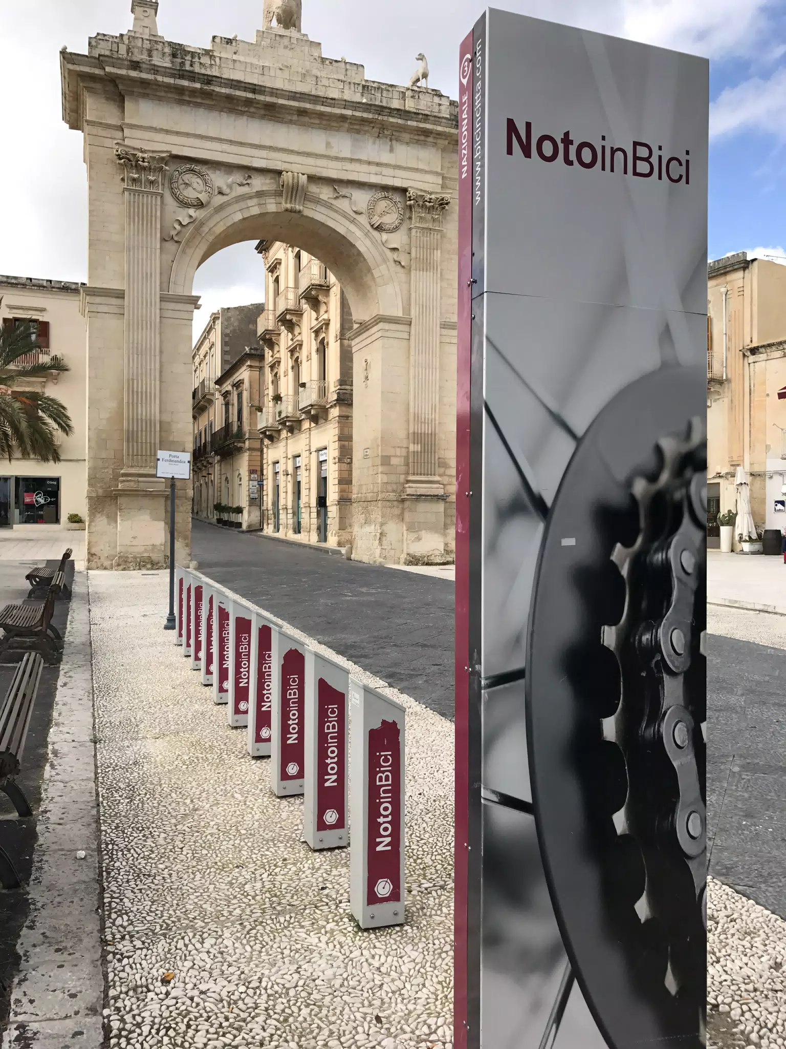 Arch in Noto