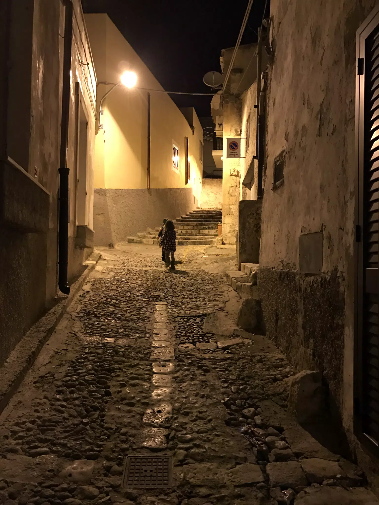 Climbing Vico Nea in Noto