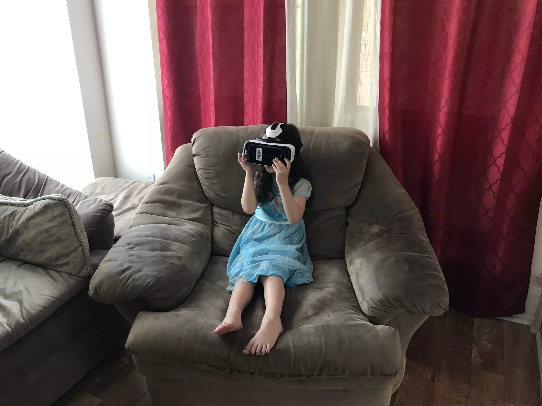 Luciana's First Time Trying a VR Headset