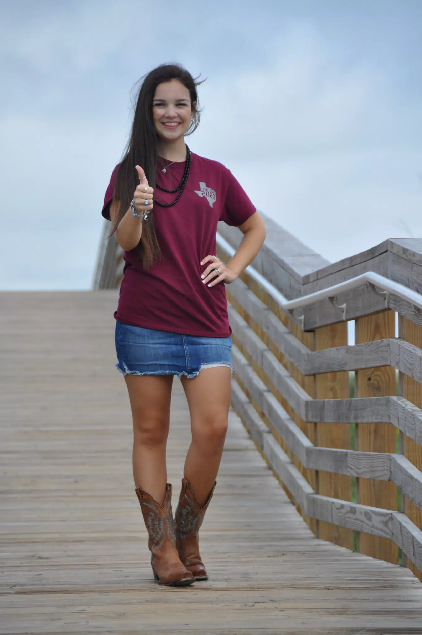 Brunette Model on Boardwalk, Jean Mini Skirt y Cowgirl Boots