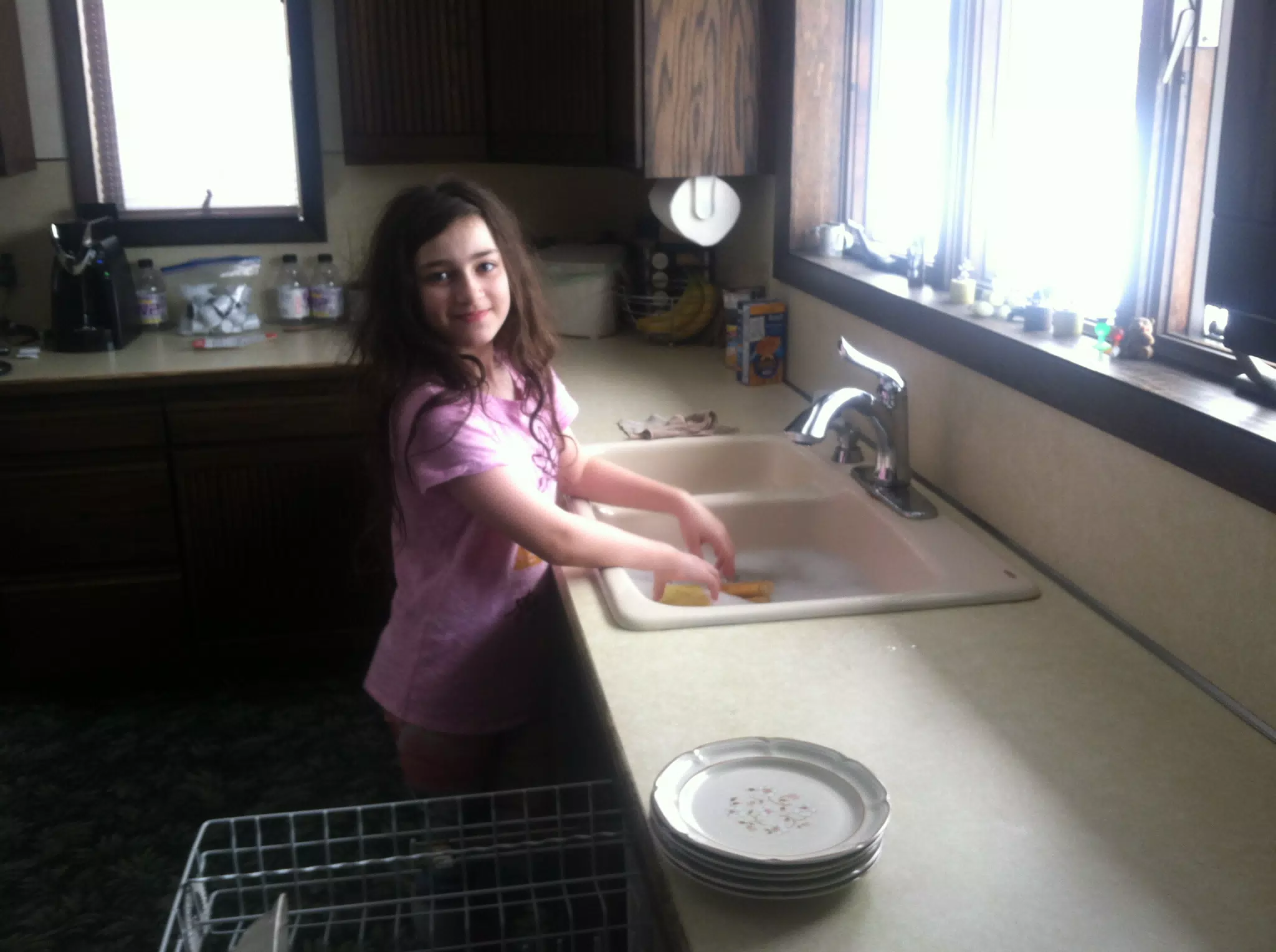 181121 Liesl doing the dishes - 3