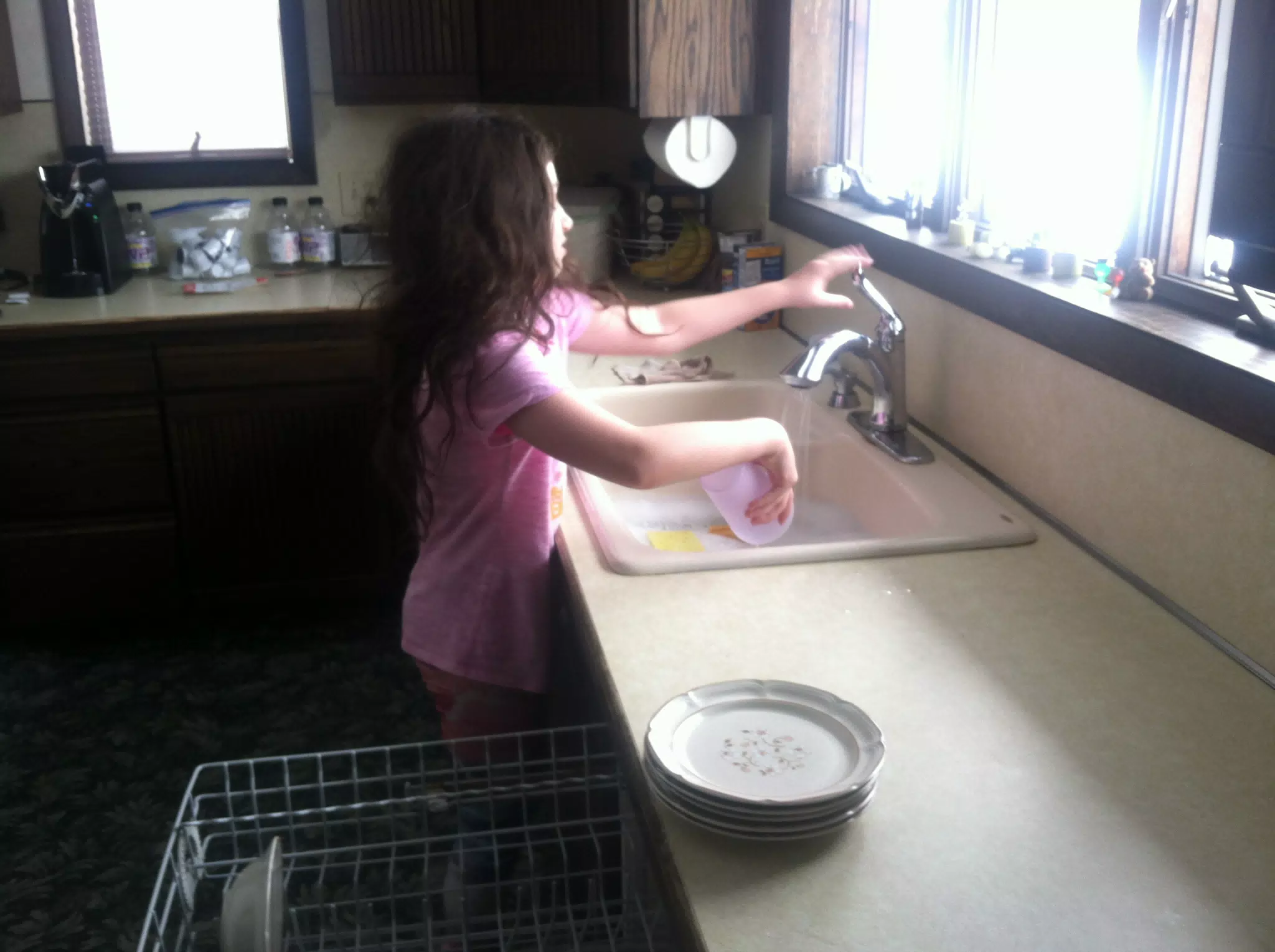 181121 Liesl doing the dishes - 1