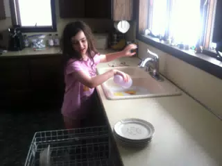 181121 Liesl doing the dishes - 2