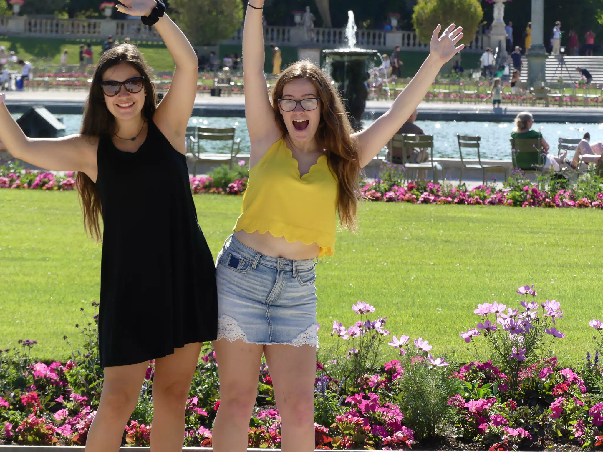 Happy Sisters in Paris