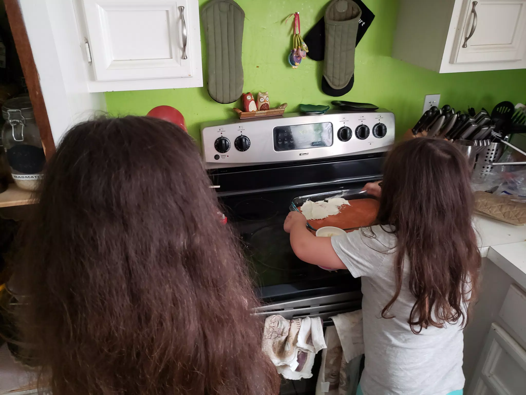 Luciana Frosting the cake