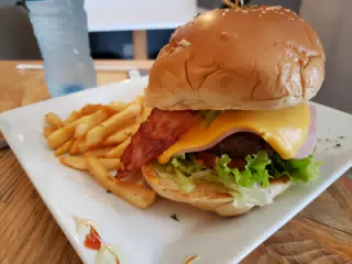 American Burger at Cafe Max & More 1930