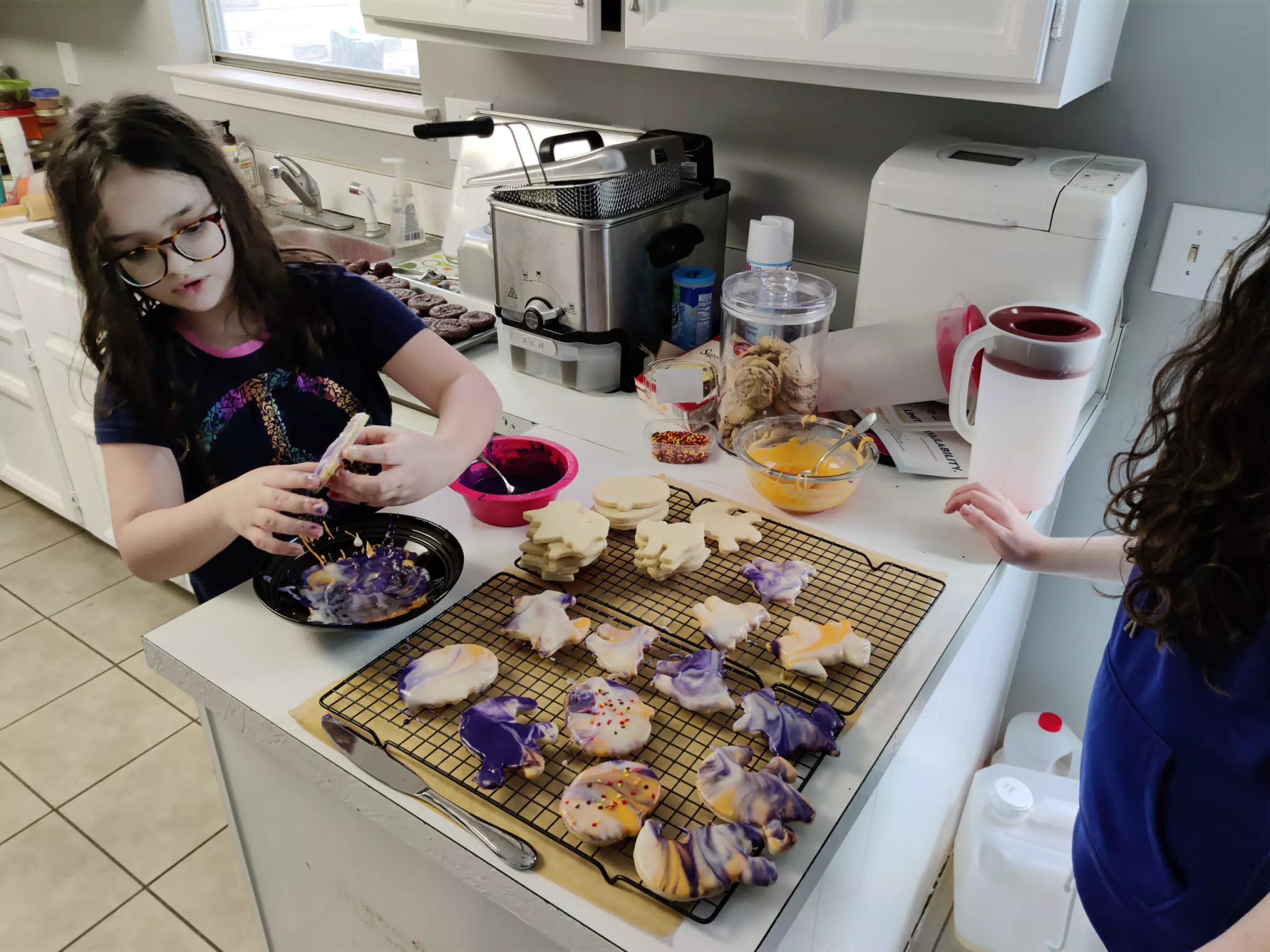 Luciana Decorating Cookies