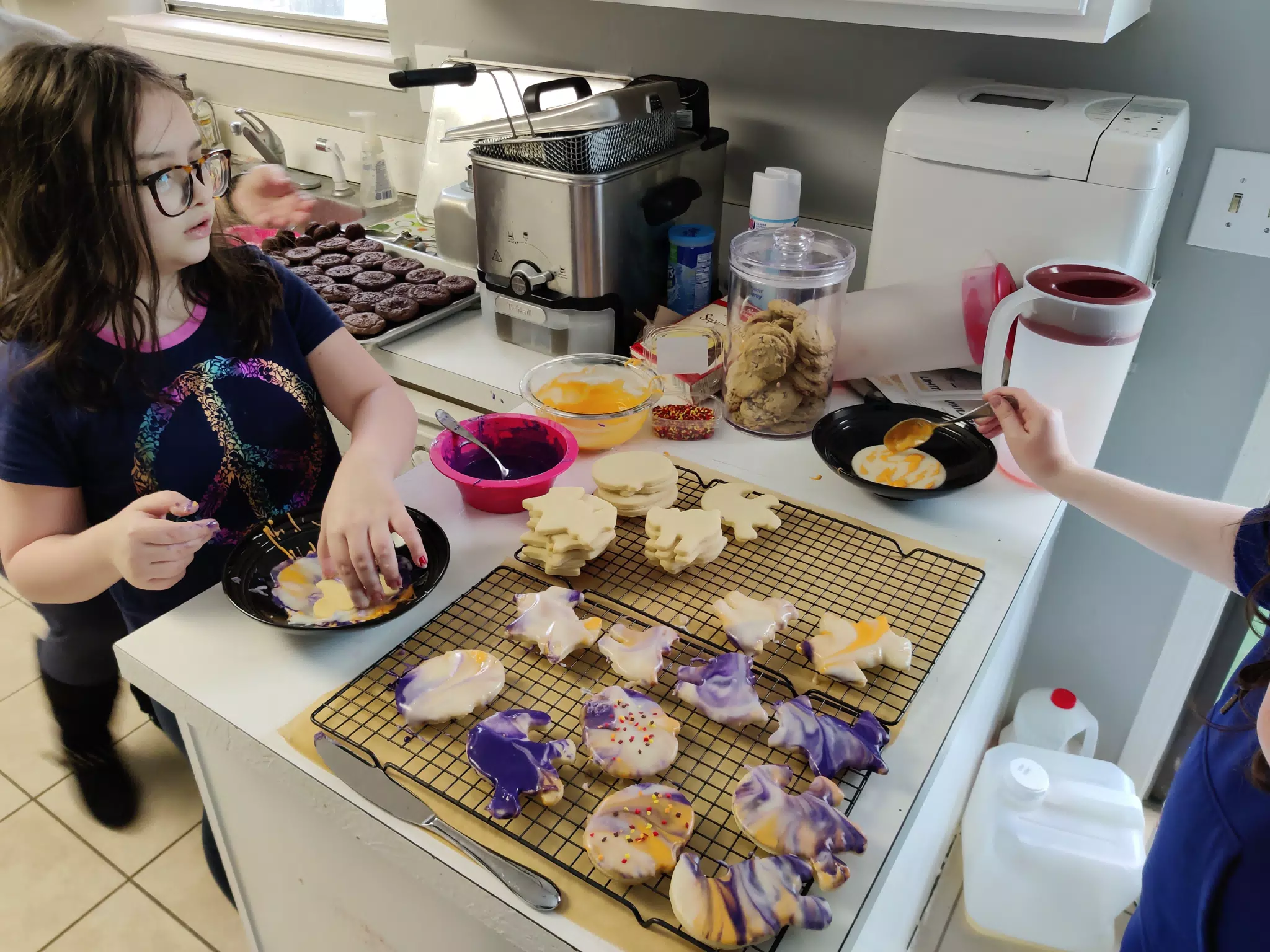 Luciana Decorating Cookies