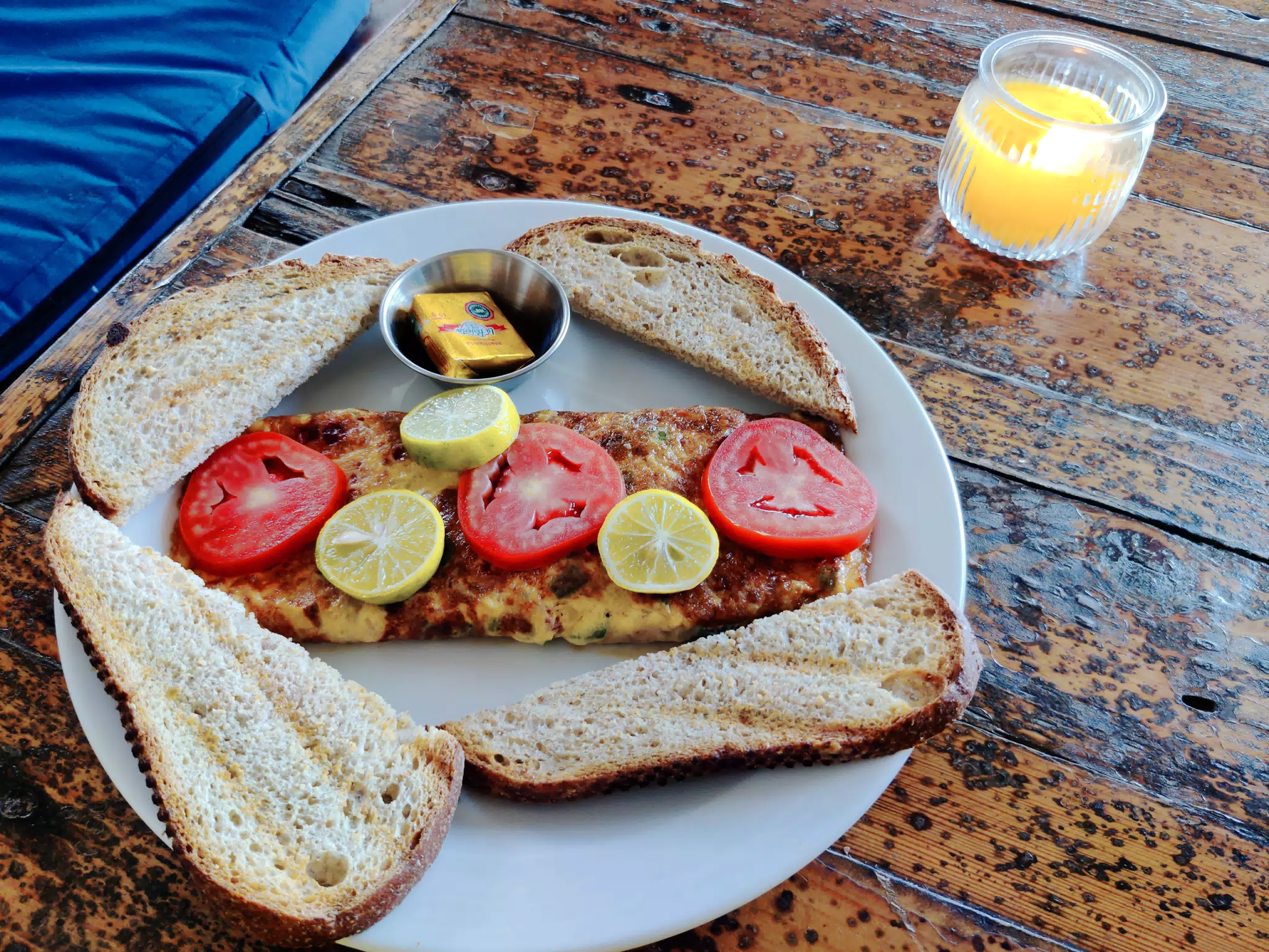 Veggie Omelette with Toast