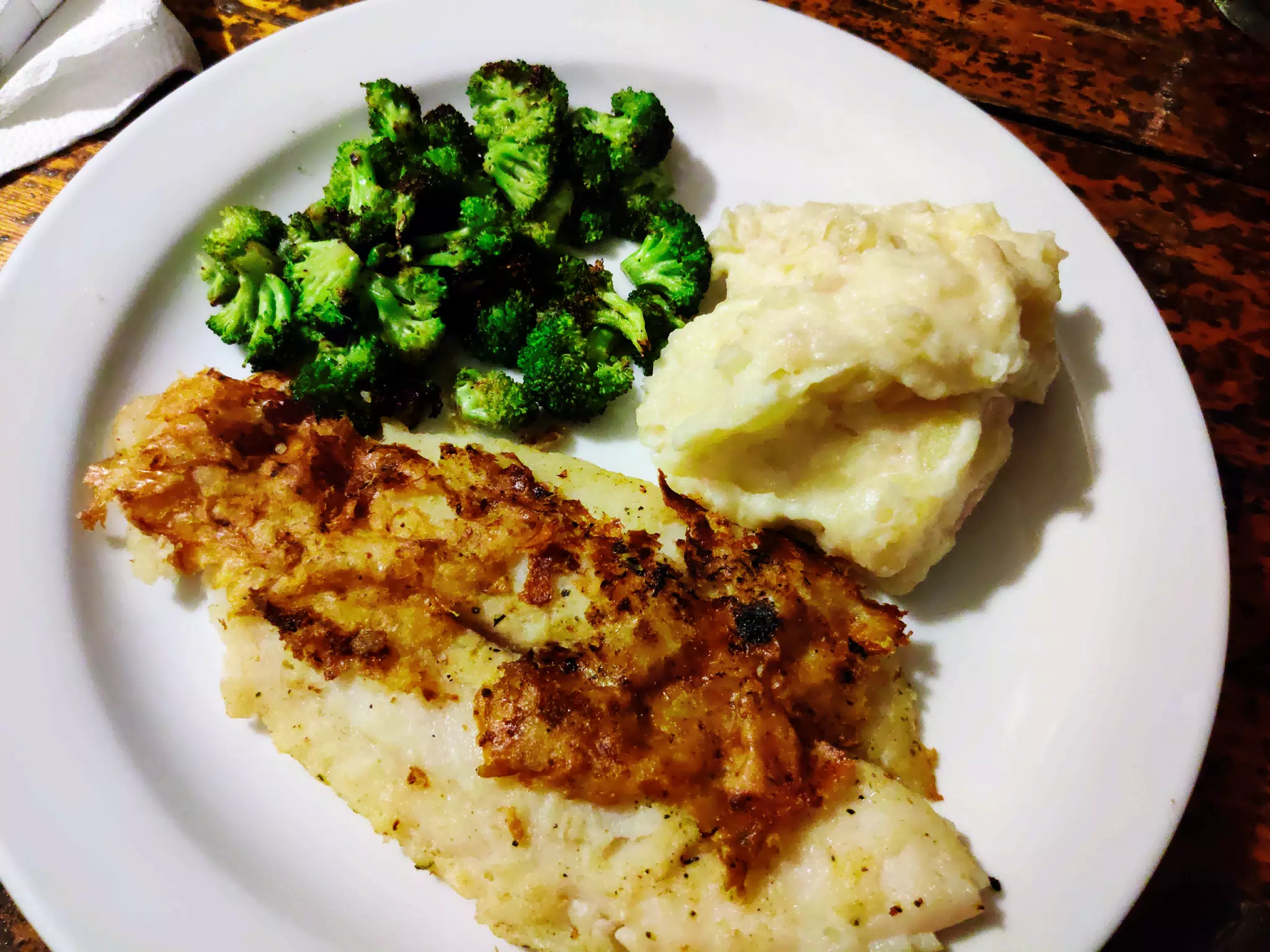 Pescado a la Plancha with Mashed Potatoes and Broccoli