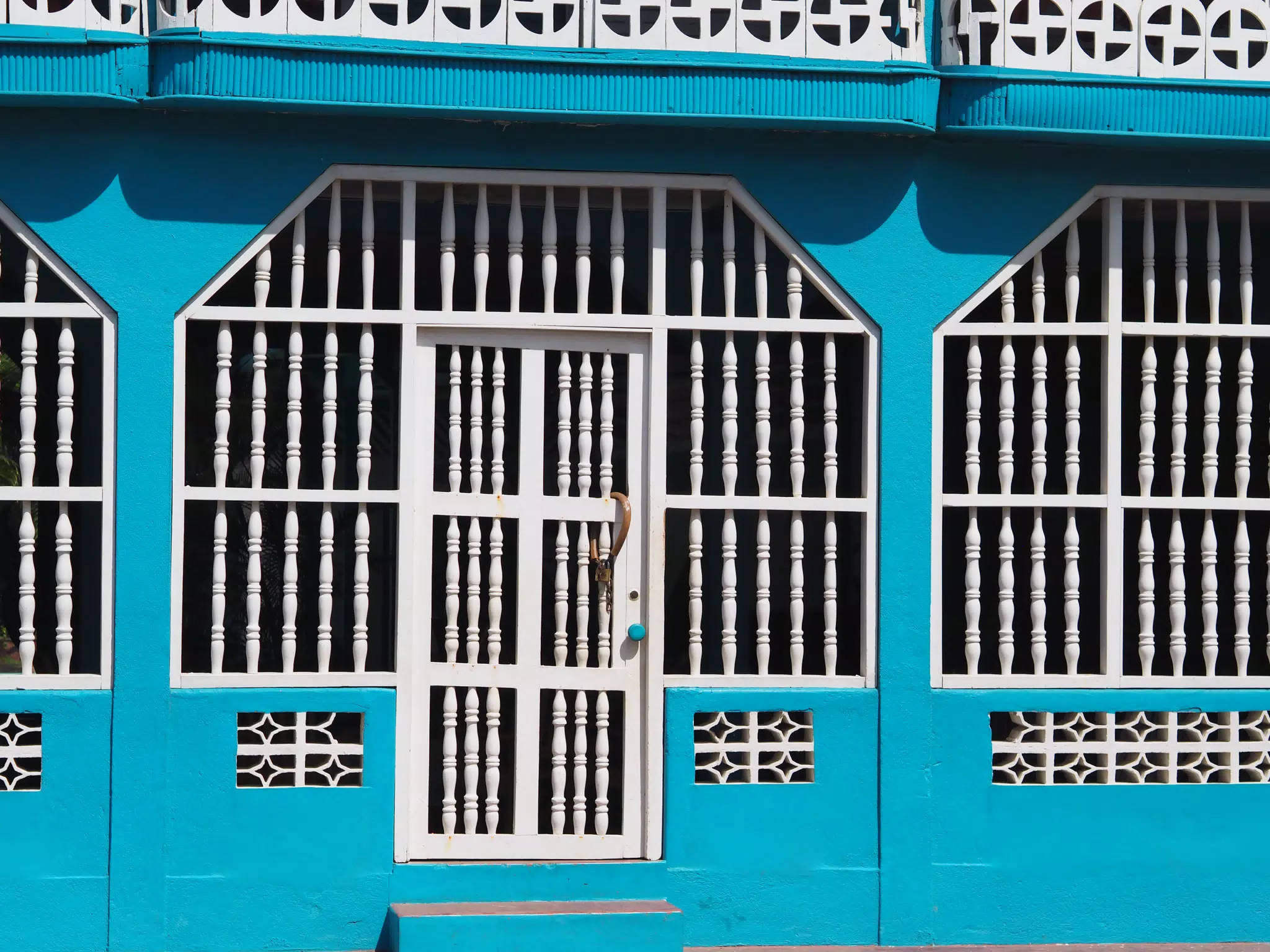 Turquoise and White Door Poneloya
