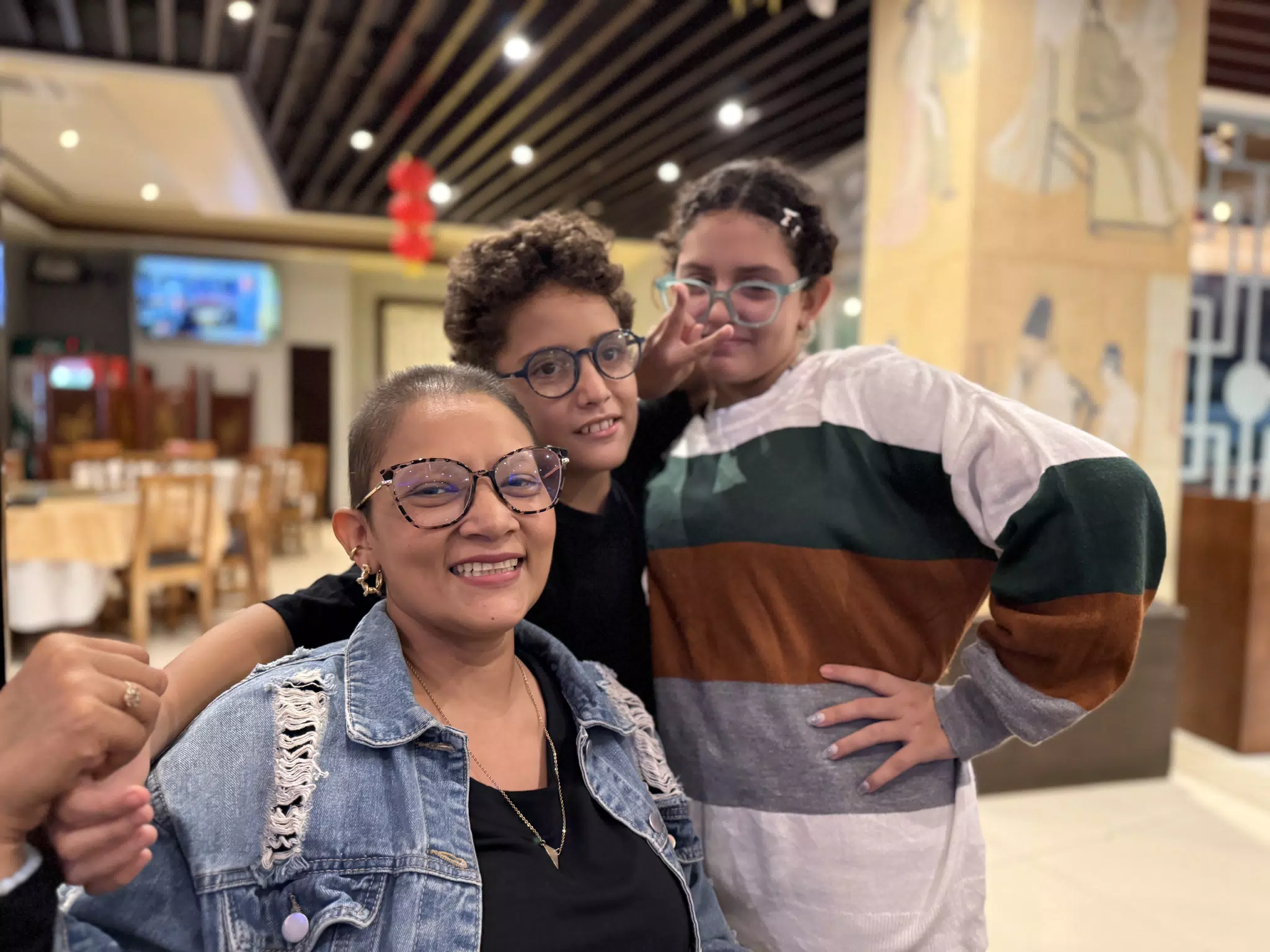 Marcela, Tafari & Valentina in Shanghai Bistro, Managua
