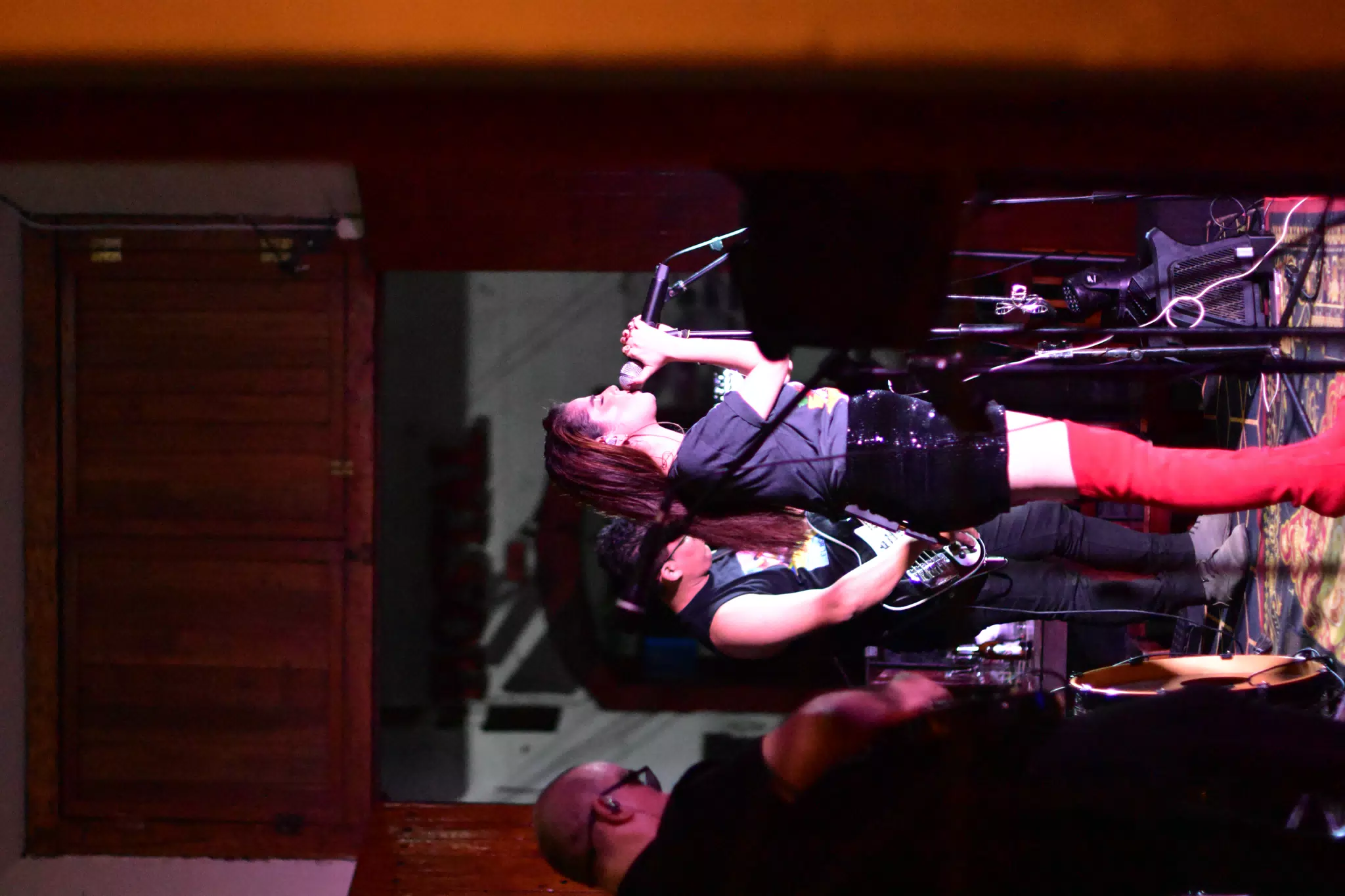 Andrea Singing with Mozote at Via Via from the Side