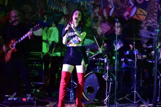 Andrea Hernandez Singing with Mozete at Via Via Leon